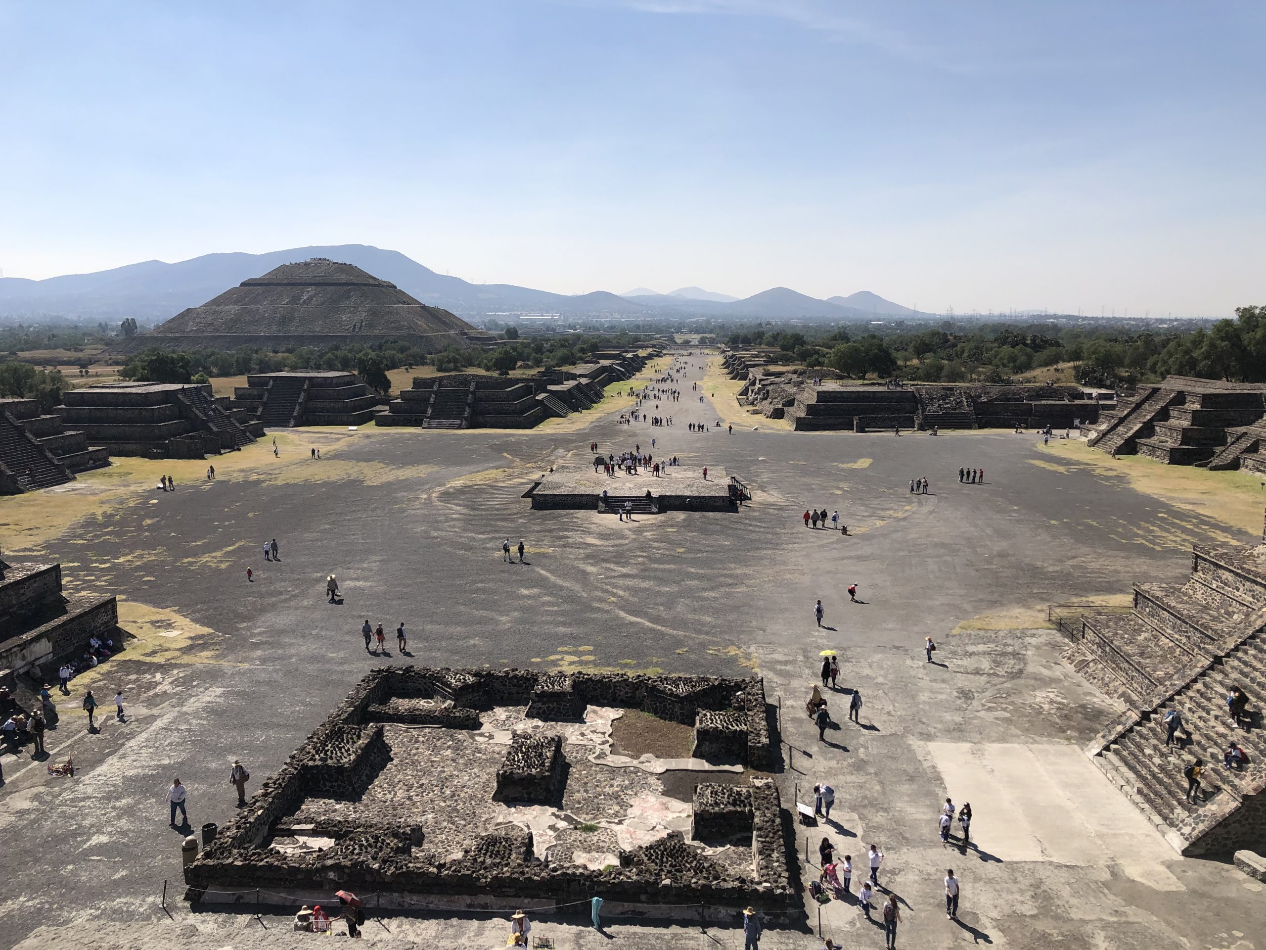 Climbing the pyramids of Teotihuacan - Hello Carbar